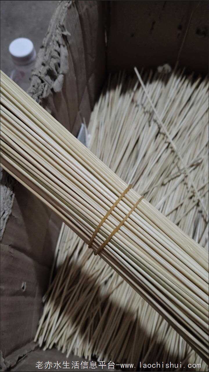 招聘兼职择签工一名。限女性。年龄60岁以下。适合带娃上学的。上班自由。上班时间早上8点，下午5点。