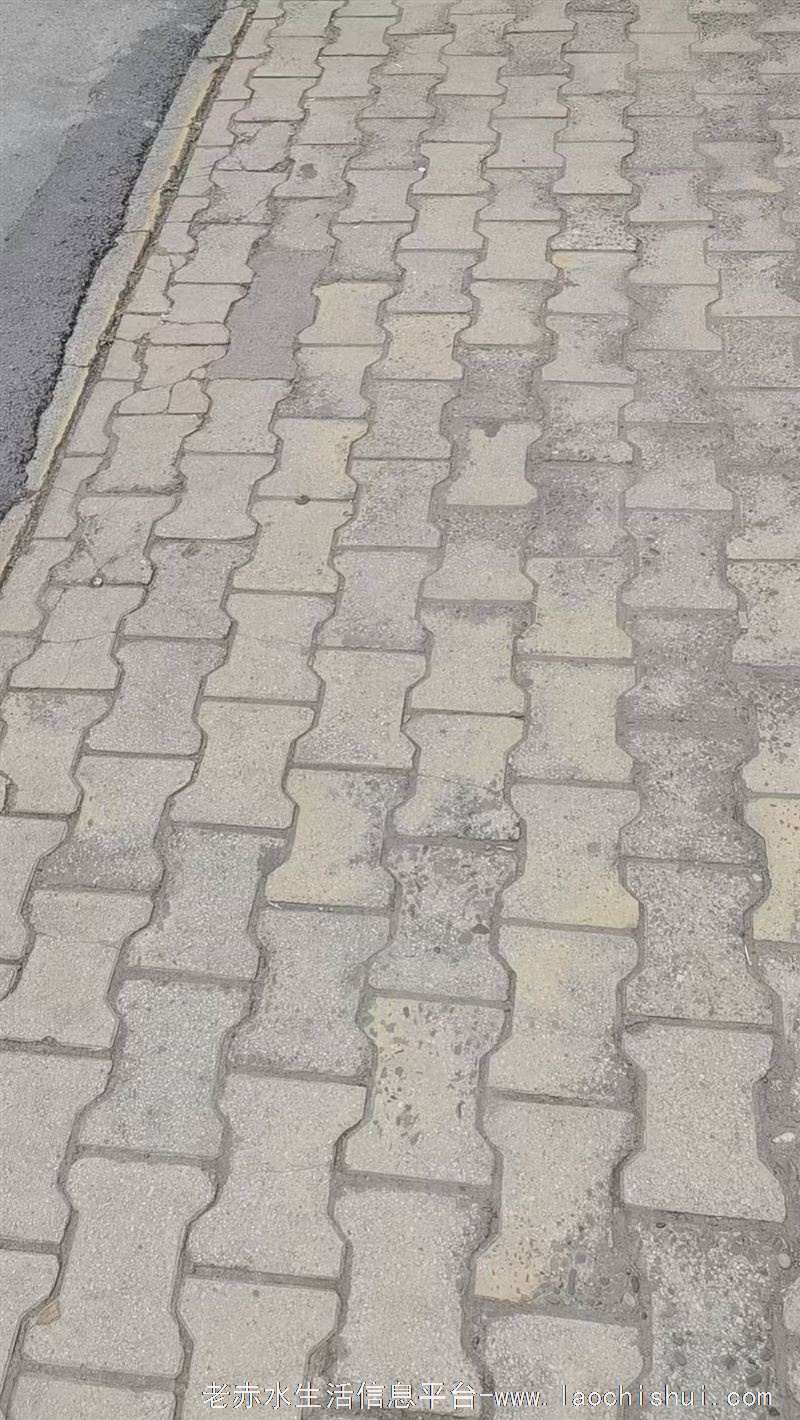 那个老板有发一样的砖的请联系我，我大量要货18982482475